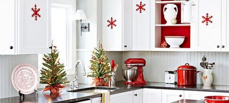 red-and-white-christmas-decorations-in-kitchen-900x900