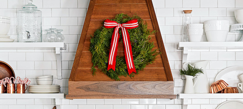 white-kitchen-wreath-holiday-decor-c01efed9